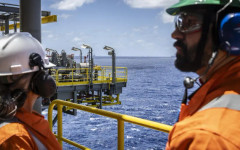 Големите петролни компании насочват милиарди към нови находища далеч от напрежението с Иран