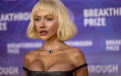 Кристина Агилера показа апетитна фигура в стегната черна рокля