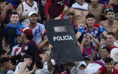 Хаос в Парагвай! Ужасяващи сцени на стадиона, изнесена бременна жена, полицаи в болница