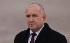 Франс прес: По европейските въпроси Радев балансира върху опънато въже