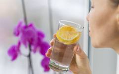 Започнете деня си с топла вода с лимон: прост навик с много ползи за здравето