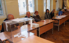 Едно село хора са гласували в Македония, в Турция - двойно по-малко от преди