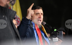 Лидерът на румънската крайнодясна партия АУР Джордже Симион заяви, че партията му ще подкрепи всеки вот на недоверие срещу правителството