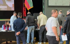 Българите в САЩ гласуваха масово при намален брой секции