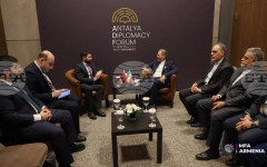 АРМЕНПРЕС: Заместник-министърът на външните работи на Армения разговаря с иранския си колега