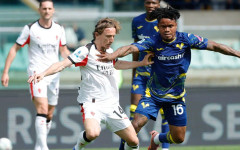 Футболист на Верона се сби с фен след загубата от Милан