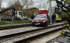 Две коли се приземили върху трамвайни релси