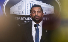 Директорът на ФБР съди списание за клевета заради твърдения за злоупотреба с алкохол