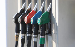 Скок на петрола с 5% след ескалацията между САЩ и Иран