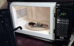 Защо шофьорите масово крият ключовете от колата си в микровълновата?