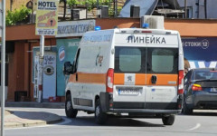 Млада шофьорка се заби в бетонна стена в село Вълкосел