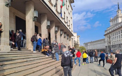 Граждани се редят на опашка пред БНБ, за да закупят новата колекционерска монета, посветена на 150-ата годишнина от Априлското въстание