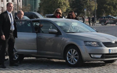 "Шоу за наивници": Радев се показа с Шкодата и после пак я заряза за лимузина