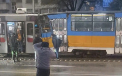 Два трамвая се удариха на бул. "Константин Величков" в София, един пътник е ранен