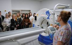 600 ученици разгледаха новата Детска болница в Бургас