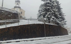 Зимна приказка през април: Родопско село осъмна със значителна снежна покривка