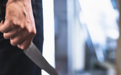 Намушкаха жена в дланта и бедрото, задържаха мъжа ѝ