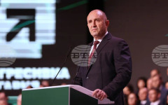 След осмите поред избори за последните пет години, България изглежда най-накрая ще има стабилно правителство, пише в анализ в. "Катимерини"