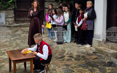 Ученици от Пето СУ "Георги Измирлиев" в Благоевград представиха историческа възстановка, посветена на патрона на училището им