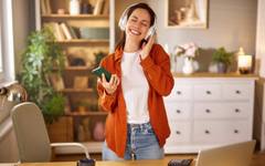 Всекидневното носене на слушалки не е вредно за ушите, но един често срещан навик може да бъде