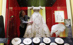 Пет емблематични тоалета на кралица Елизабет II