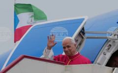 Папа Лъв XIV пристигна в Екваториална Гвинея; почете предшественика си Франциск на първата годишнина от кончината му