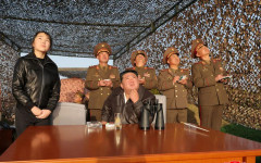 Първата дъщеря отново до Ким: Северна Корея изпробва касетъчни боеприпаси