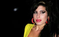 Бащата на Ейми Уайнхаус загуби дело срещу приятелки на дъщеря си, продали нейни вещи