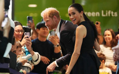 Меган Маркъл с "убийствен" поглед към асистентка, докоснала принц Хари