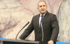 "Бърз живот, но ранна смърт": London School of Economics сравни Радев с Мадяр, но допусна разпадане на партията му