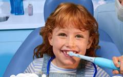 Кариесите често започват там, където четката за зъби не достига