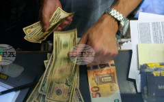 Еврото отстъпва леко на долара в сутрешната междубанкова търговия във Франкфурт