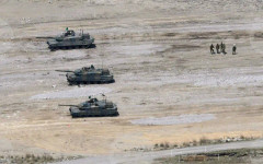 Трима японски военнослужещи загинаха при експлозия на снаряд вътре в танка им