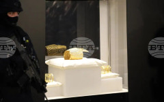 Намереното румънско златно съкровище бе върнато в страната; тази вечер то бе показано на журналисти в Букурещ