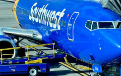 Командир на Boeing нокаутиран при излитане от падащо оборудване в кабината