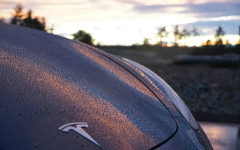 Тази Tesla Model 3 без купе, предно стъкло и колани струва 2000 долара и с нея със сигурност ще привлечете погледите