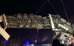 Кран вдигна катастрофиралия в Прохода на Републиката турски ТИР