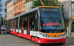 Такси остана заклещено между трамвай и кола