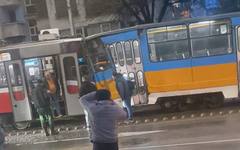 Нов сблъсък между два трамвая в София