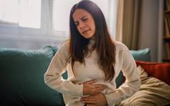 Нормално ли е къркоренето на стомаха след хранене и кога трябва да потърсим лекарска помощ