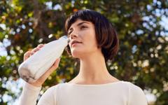 Микробиолози разкриха колко често трябва да изплакваме бутилката си за вода