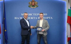 Министър Димитър Илиев награди шампиона по тенис на маса Йоан Величков