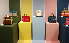 Рядка чанта Birkin с два подписа на актрисата отива на търг