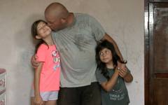 "Бригада Нов дом" сбъдва мечтите на един баща и двете му момичета в пазарджишкото село Лозен