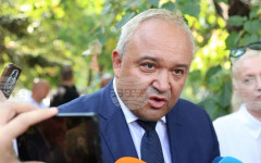 Оттеглянето на Борислав Сарафов е изключително закъснял акт, законът го оттегли още преди месеци, коментира Иван Демерджиев