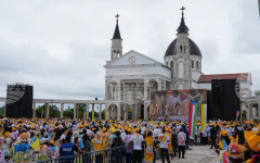 В последния ден от обиколката си в Африка папа Лъв XIV осъди неравенството по света