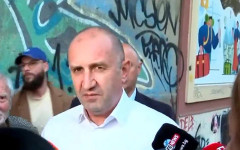 Радев няма да стане новият Орбан. Не защото не иска, а защото не може