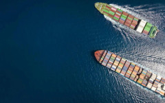 Иран плени екипажите на два търговски кораба