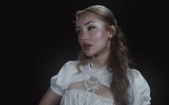 Дара Екимова с козмическо видео на "Броя звезди"