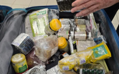 Иззеха 42 вида лекарства от Индия на летището в София